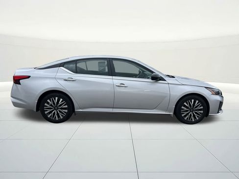 Used 2024 Nissan Altima 2.5 SV image 1