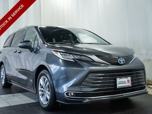 Used 2025 Toyota Sienna Limited AWD/4WD image 1