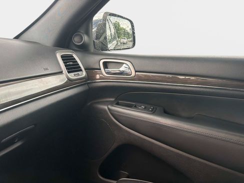Used 2018 Jeep Grand Cherokee Overland RWD image 21