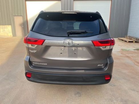 Used 2019 Toyota Highlander XLE image 5