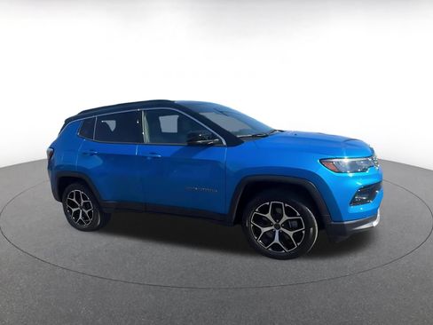 Used 2025 Jeep Compass Limited AWD/4WD image 2