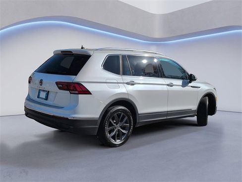 Used 2023 Volkswagen Tiguan SE w/ Panoramic Sunroof Package image 4