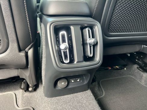 Certified 2025 Volvo XC40 B5 Plus AWD/4WD image 23