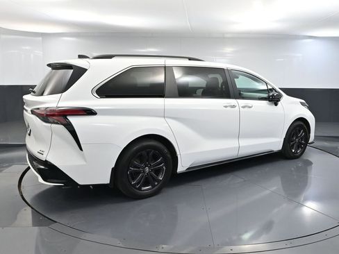 Used 2024 Toyota Sienna XSE AWD/4WD image 4