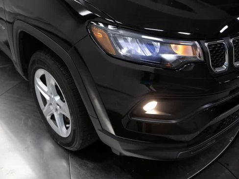 Used 2023 Jeep Compass Latitude image 12