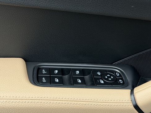 Certified 2025 Porsche Cayenne Coupe AWD/4WD image 23