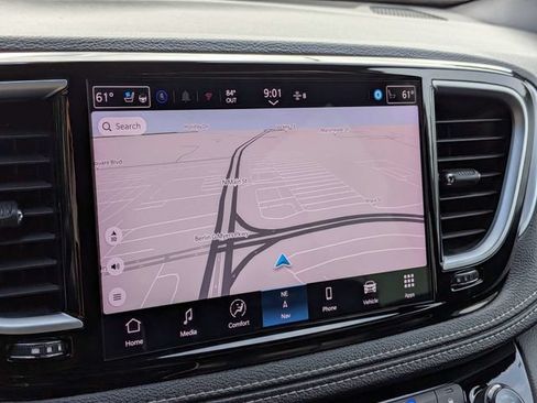 Used 2025 Chrysler Pacifica Limited FWD image 25