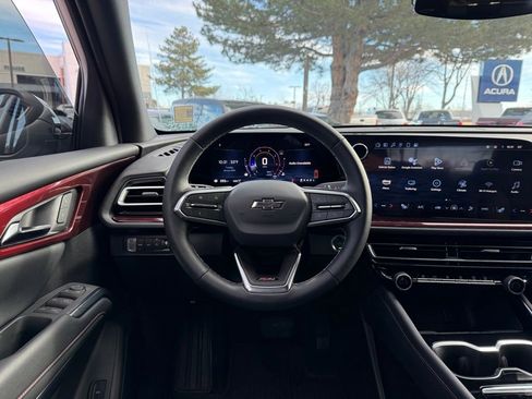 Used 2024 Chevrolet Traverse Z71 image 2