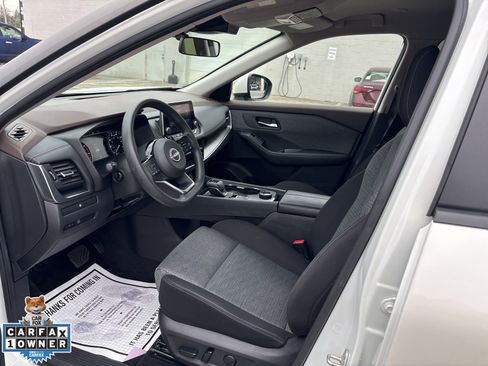 Used 2023 Nissan Rogue SV image 4