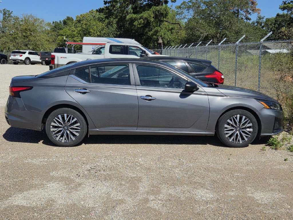 Used 2025 Nissan Altima 2.5 SV FWD image 7