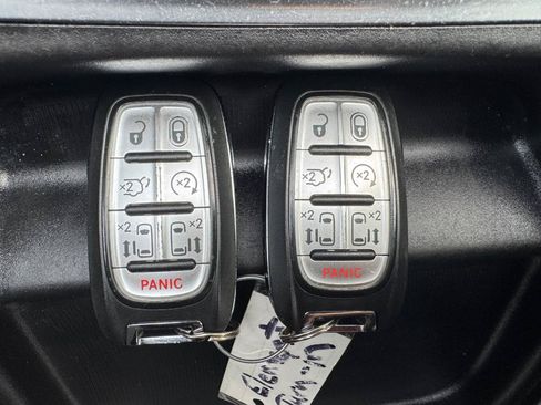 Used 2023 Chrysler Pacifica Touring FWD image 24