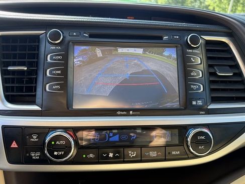 Used 2014 Toyota Highlander XLE AWD/4WD image 17