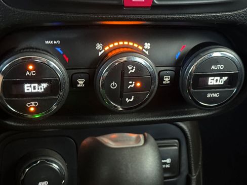 Used 2017 Jeep Renegade Latitude w/ Popular Equipment Group AWD/4WD image 23
