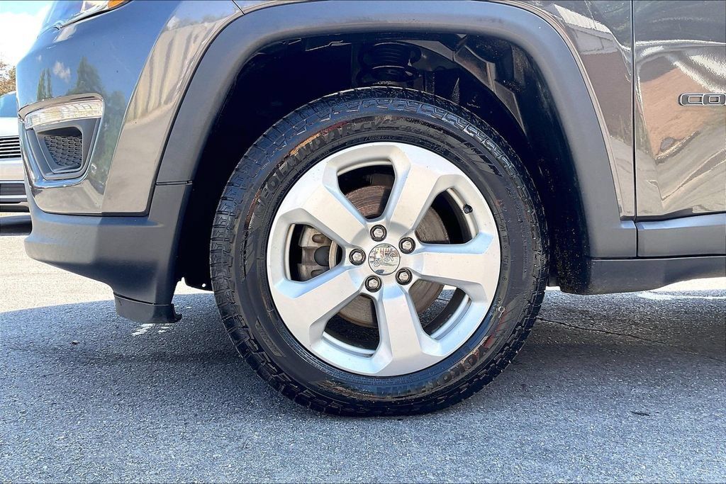 Used 2018 Jeep Compass Latitude w/ Cold Weather Group AWD/4WD image 9
