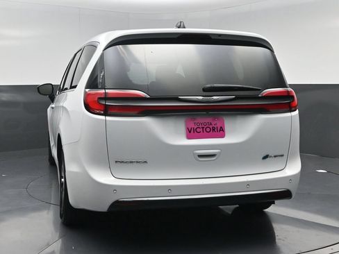 Used 2024 Chrysler Pacifica Limited FWD image 14