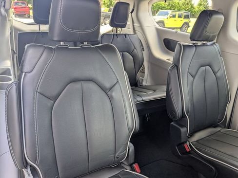Used 2023 Chrysler Pacifica Limited FWD image 25