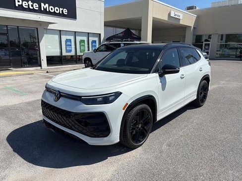 New 2026 Volkswagen Tiguan SE R-Line FWD image 3