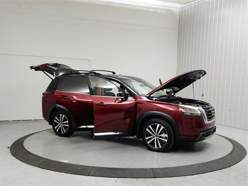 Used 2024 Nissan Pathfinder Platinum w/ Cargo Package image 9