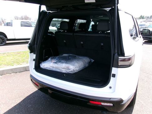 New 2026 Jeep Grand Wagoneer Limited AWD/4WD image 15