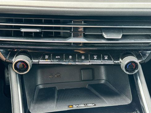 Used 2024 Chevrolet Traverse LT image 15