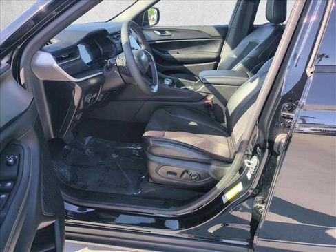 Used 2025 Jeep Grand Cherokee Altitude RWD image 15