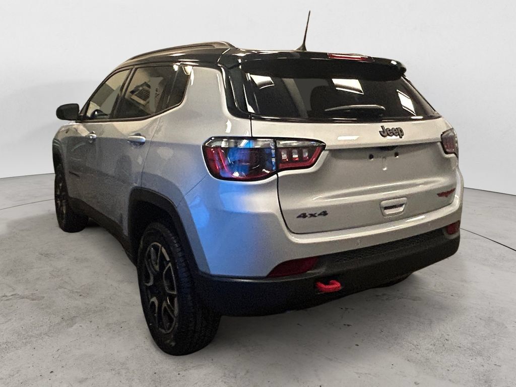 Used 2025 Jeep Compass Trailhawk AWD/4WD image 3
