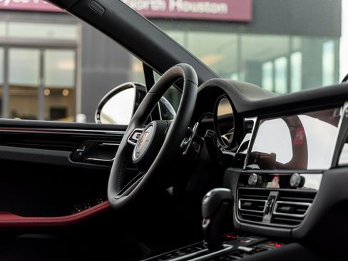 New 2026 Porsche Macan image 47