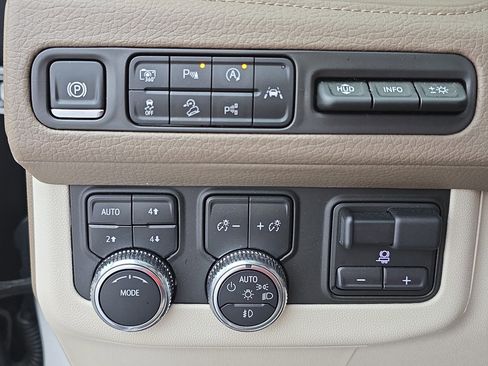 Used 2024 GMC Yukon Denali w/ Advanced Technology Package image 27