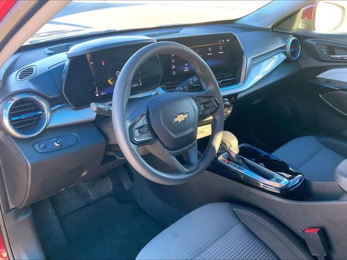 Used 2025 Chevrolet Trax LT image 18