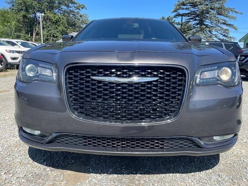 Used 2018 Chrysler 300 S RWD image 3