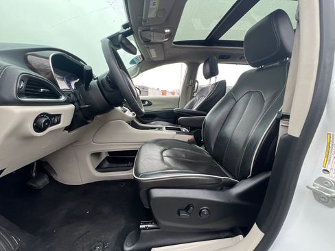 Used 2023 Chrysler Pacifica Limited image 29