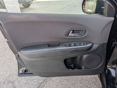 Used 2019 Honda HR-V LX image 10