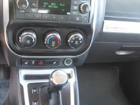 Used 2017 Jeep Compass Latitude FWD image 13