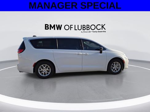 Used 2024 Chrysler Pacifica Touring-L FWD image 9