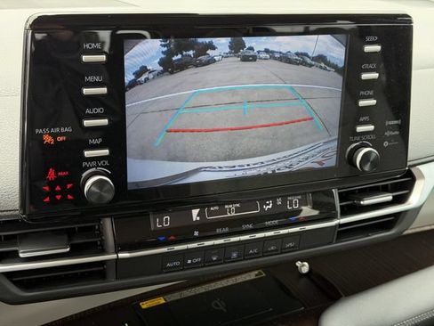 Used 2024 Toyota Sienna LE w/ LE Plus Package FWD image 18