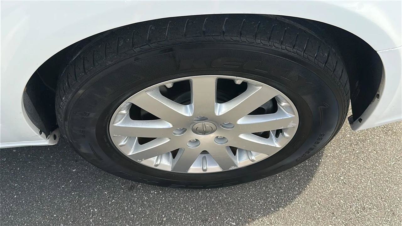 Used 2016 Chrysler Town & Country Touring FWD image 18