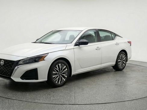 Used 2025 Nissan Altima 2.5 SV image 3