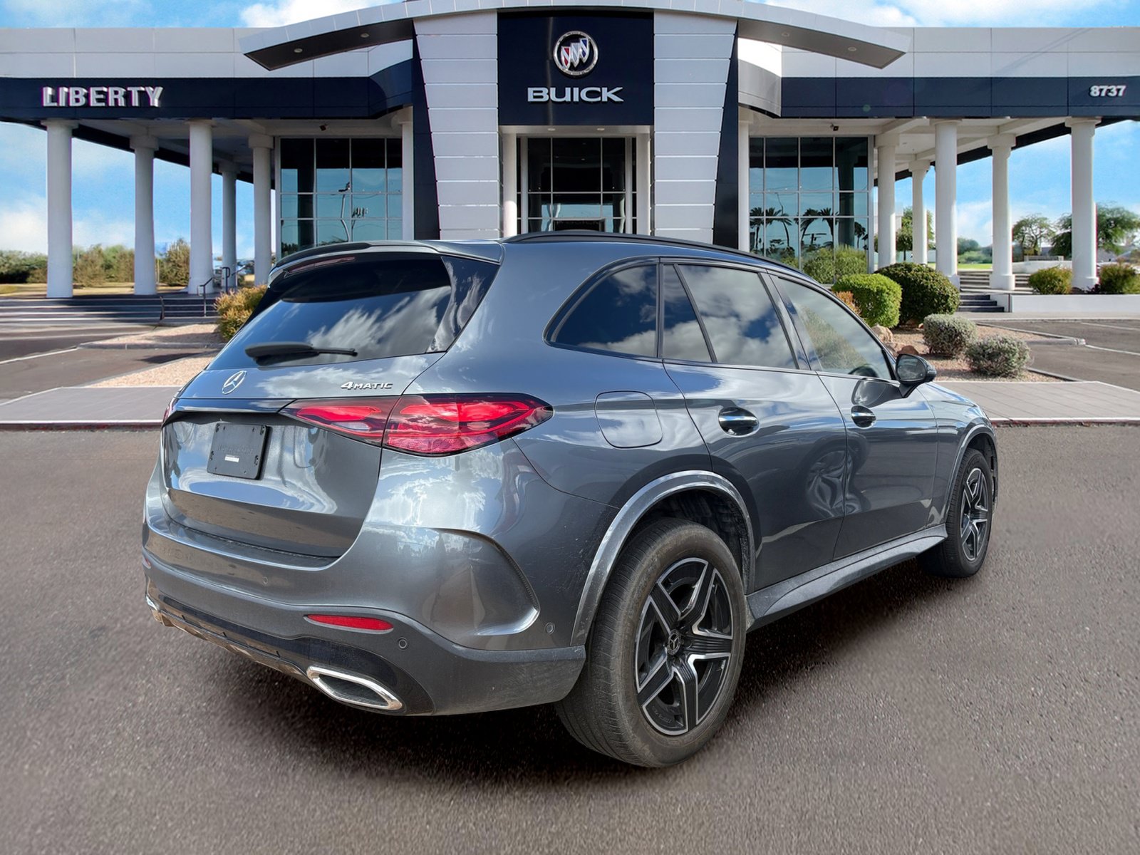 Used 2023 Mercedes-Benz GLC 300 4MATIC image 2