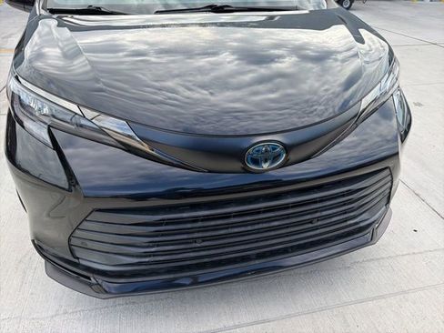 Used 2023 Toyota Sienna XLE Woodland Edition image 2