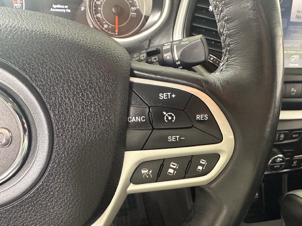 Used 2017 Jeep Cherokee Overland w/ Technology Group AWD/4WD image 25
