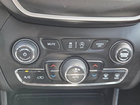 Used 2019 Jeep Cherokee Latitude Plus w/ Comfort/Convenience Group image 13