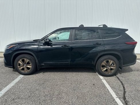 Used 2023 Toyota Highlander Bronze Edition AWD/4WD image 3