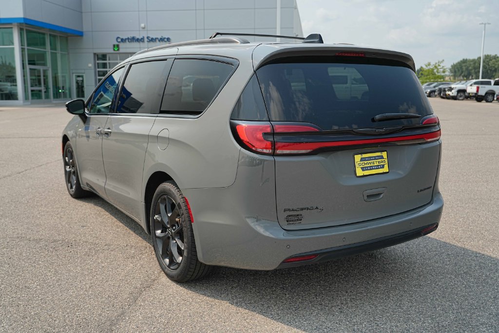 Used 2025 Chrysler Pacifica Limited FWD image 9