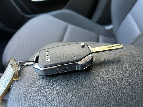 Used 2025 Kia Soul LX w/ LX Technology Package FWD image 21