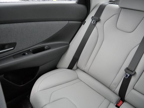 Certified 2025 Hyundai Elantra Limited image 12