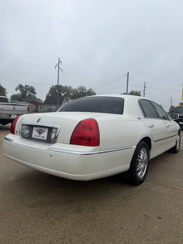 Used 2005 Lincoln Town Car Signature Limited RWD image 14