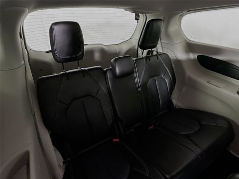 Used 2024 Chrysler Pacifica Touring-L image 26