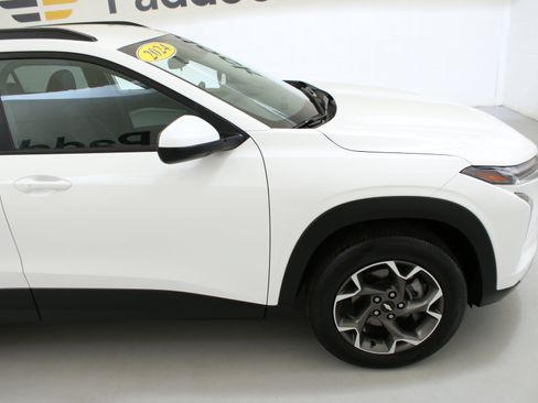 Used 2024 Chevrolet Trax LT w/ LT Convenience Package FWD image 19