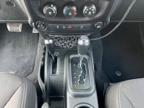 Used 2017 Jeep Wrangler Unlimited Rubicon w/ Connectivity Group image 18