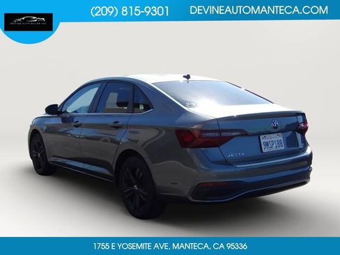 Used 2024 Volkswagen Jetta SE w/ Panoramic Sunroof Package image 4